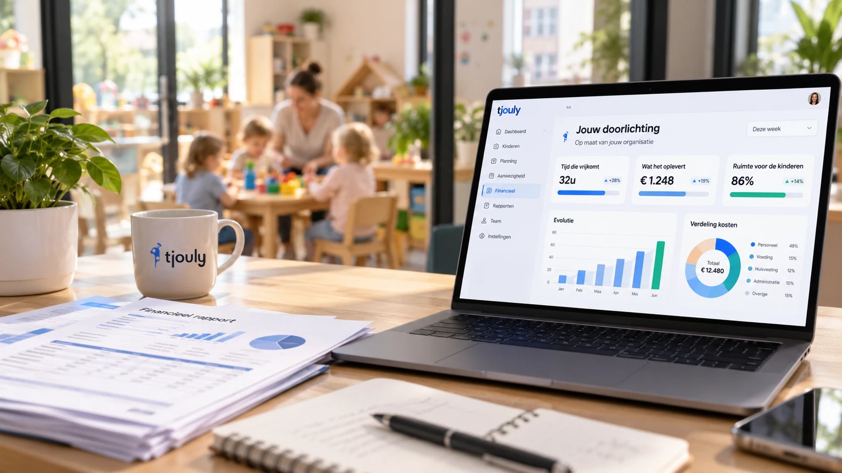 Un ordinateur portable affiche l’analyse tjouly, à côté d’une tasse tjouly, pendant que les enfants jouent